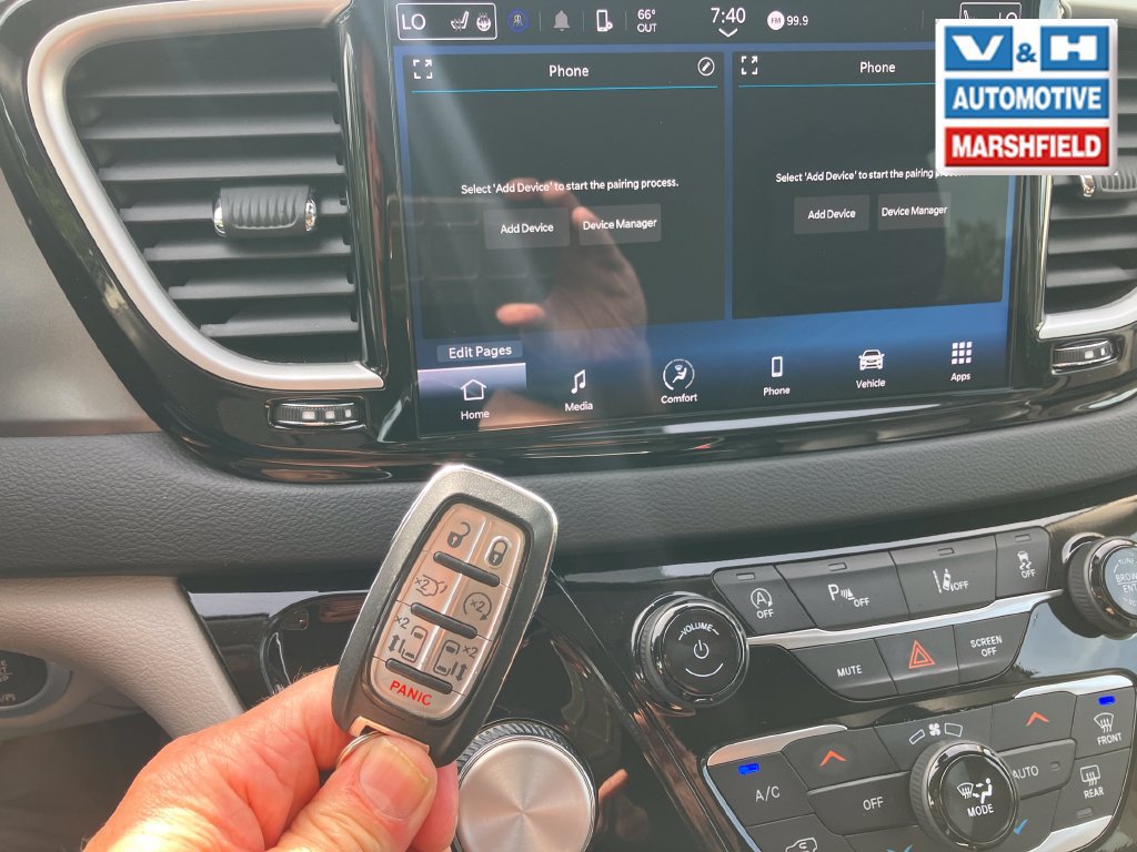 Used 2024 Chrysler Pacifica Touring-L FWD image 7