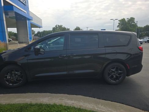 Used 2018 Chrysler Pacifica Touring Plus w/ S Appearance Package FWD image 2