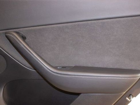 Used 2021 Tesla Model Y Long Range image 12