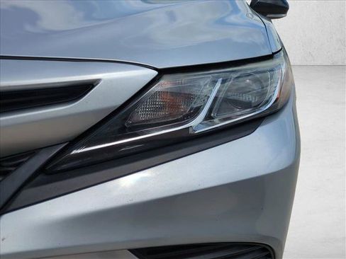 Used 2018 Toyota Camry SE w/ Moonroof Package image 4