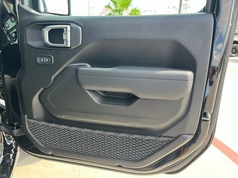 New 2025 Jeep Gladiator Sport image 23