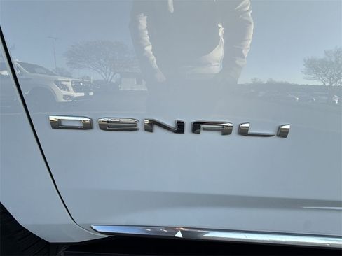 Used 2022 GMC Yukon XL Denali w/ Denali Premium Package image 32