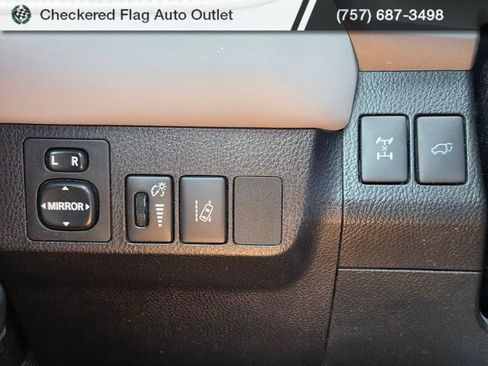 Used 2017 Toyota RAV4 XLE AWD/4WD image 22