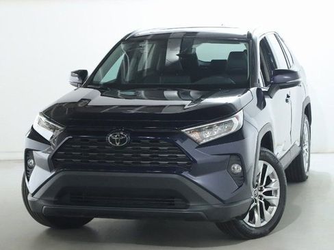 Used 2021 Toyota RAV4 XLE Premium image 3