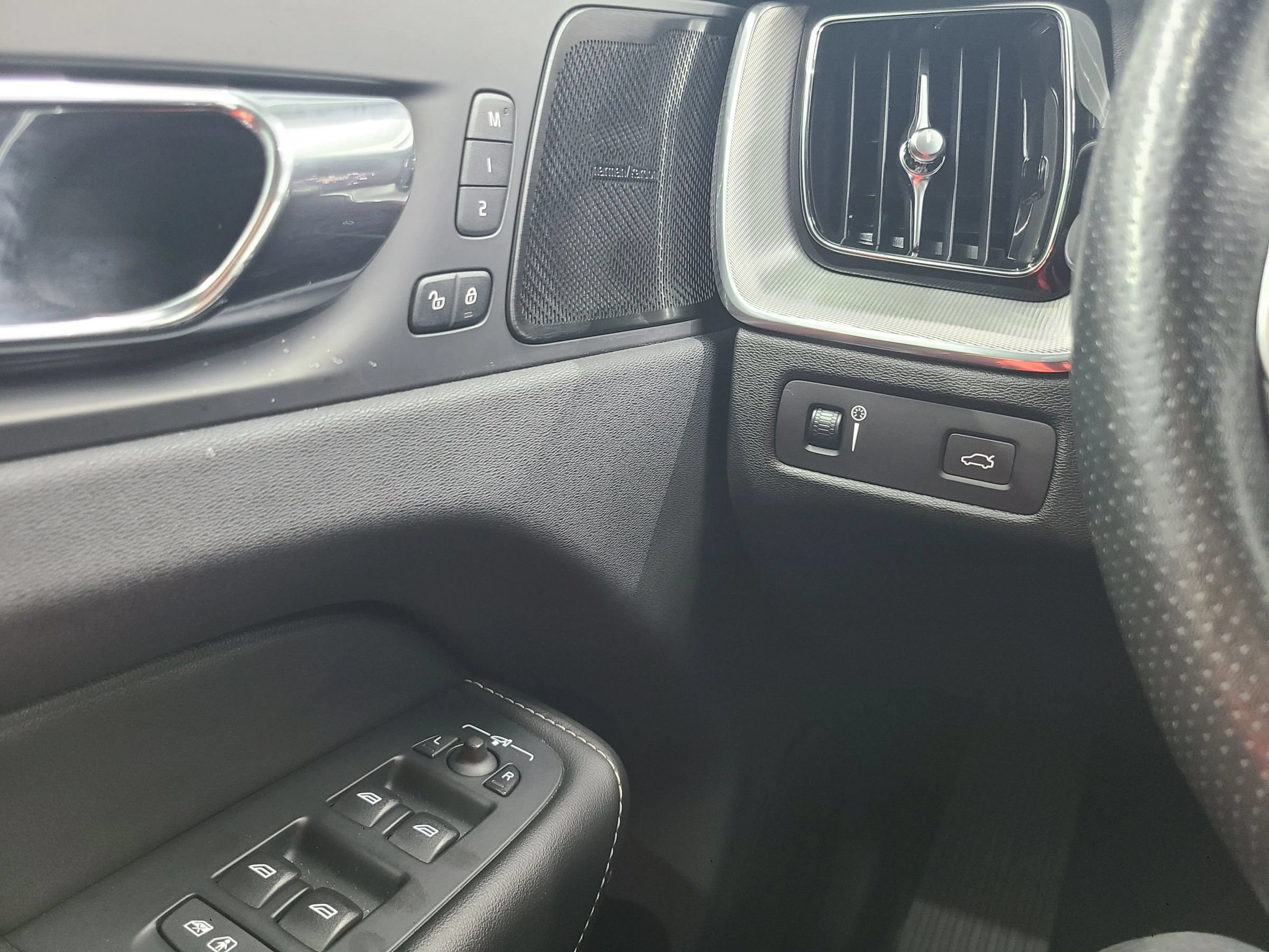 Used 2019 Volvo XC60 T5 R-Design AWD/4WD image 31