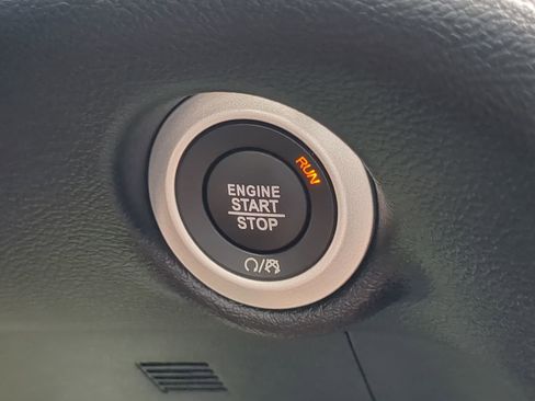 Used 2025 Chrysler Pacifica Select image 29