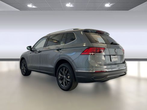 Used 2022 Volkswagen Tiguan SE w/ Panoramic Sunroof Package image 3