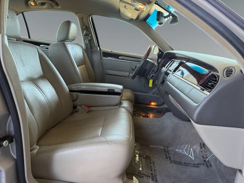 Used 2010 Lincoln Town Car Signature Limited RWD image 20