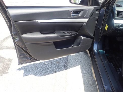 Used 2010 Subaru Outback 2.5i Premium image 12