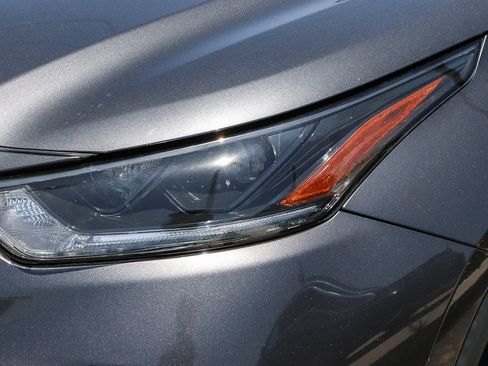 Used 2021 Toyota Highlander XSE FWD image 2