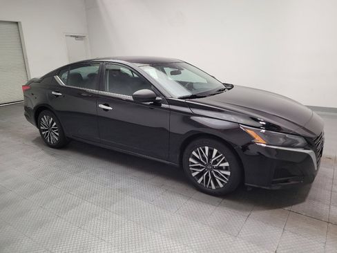 Used 2025 Nissan Altima 2.5 SV FWD image 11