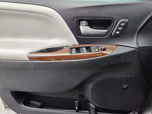 Used 2017 Toyota Sienna Limited Premium w/ Advanced Technology Package image 18
