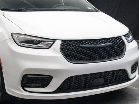 Used 2024 Chrysler Pacifica Limited FWD image 3