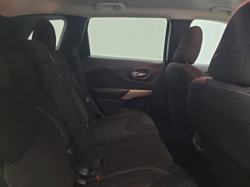 Used 2017 Jeep Cherokee Latitude FWD image 19