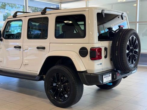 Used 2022 Jeep Wrangler Unlimited Sahara w/ Cold Weather Group AWD/4WD image 13