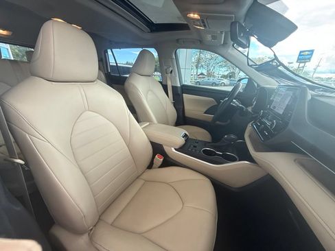 Used 2023 Toyota Highlander XLE FWD image 33