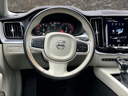 Used 2018 Volvo XC60 T5 Momentum w/ Convenience Package image 5