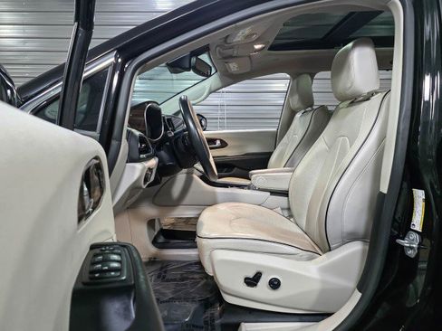 Used 2021 Chrysler Pacifica Limited image 13