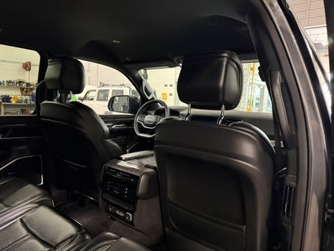 Used 2023 Jeep Wagoneer Series III w/ Preferred Equipment Group AWD/4WD image 17