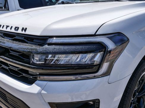 Used 2022 Ford Expedition Limited AWD/4WD image 2