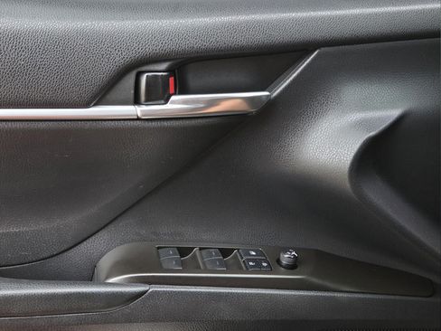 Used 2021 Toyota Camry SE FWD image 12