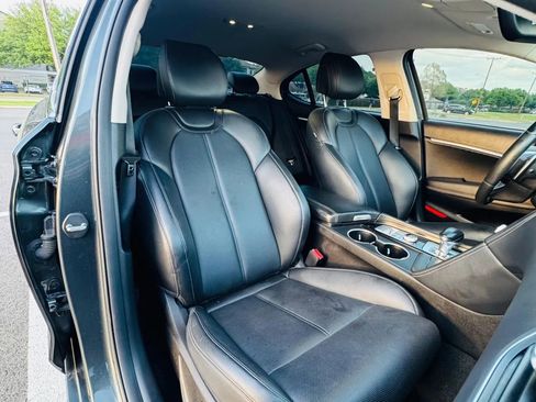 Used 2022 Genesis G70 2.0T image 12