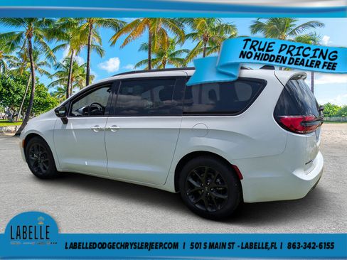 Used 2025 Chrysler Pacifica Limited FWD image 5