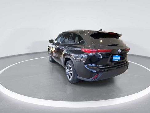 Used 2022 Toyota Highlander XLE AWD/4WD image 6