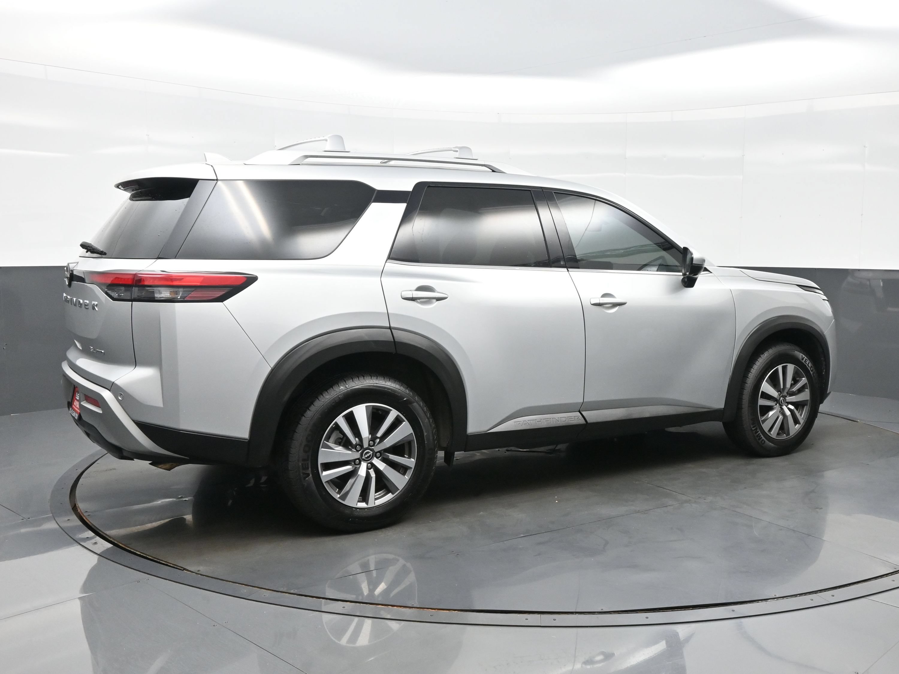 Used 2023 Nissan Pathfinder SL AWD/4WD image 6