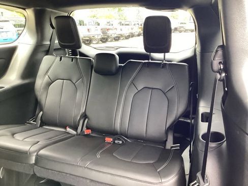 New 2027 Chrysler Pacifica Select AWD/4WD image 16