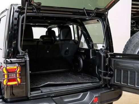 Used 2022 Jeep Wrangler Unlimited Sahara AWD/4WD image 41