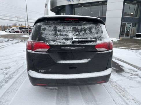 Used 2019 Chrysler Pacifica Touring-L Plus w/ S Appearance Package image 6