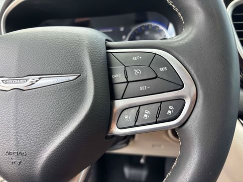 Certified 2024 Chrysler Pacifica Touring-L FWD image 23
