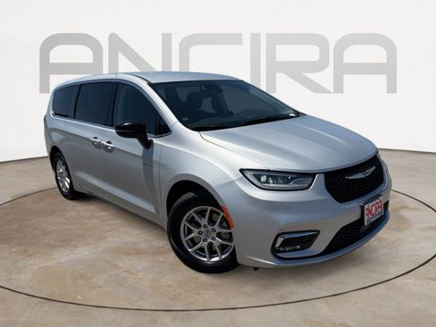 Used 2024 Chrysler Pacifica Touring-L FWD image 4