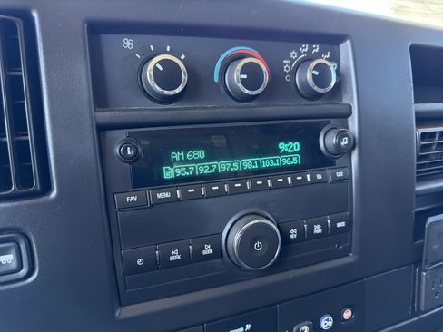Used 2018 Chevrolet Express 2500 Extended RWD image 17
