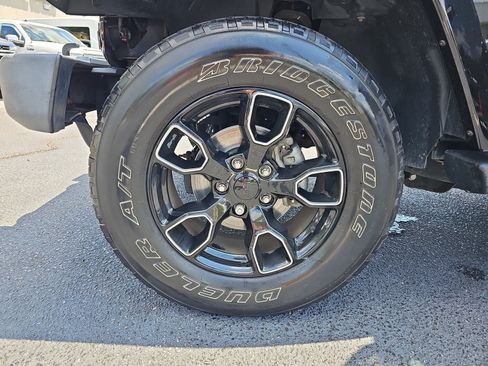 Used 2018 Jeep Wrangler Sahara AWD/4WD image 29
