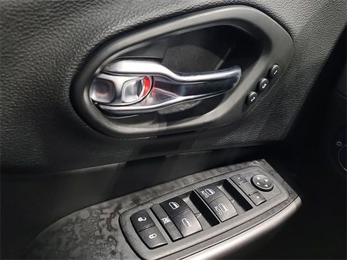 Used 2020 Jeep Cherokee Limited image 16