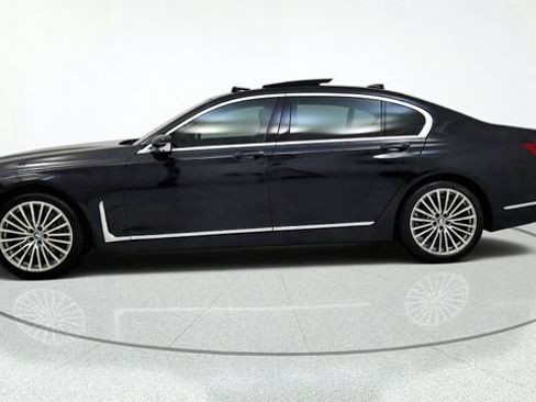 Used 2021 BMW 750i xDrive w/ Executive Package AWD/4WD image 5