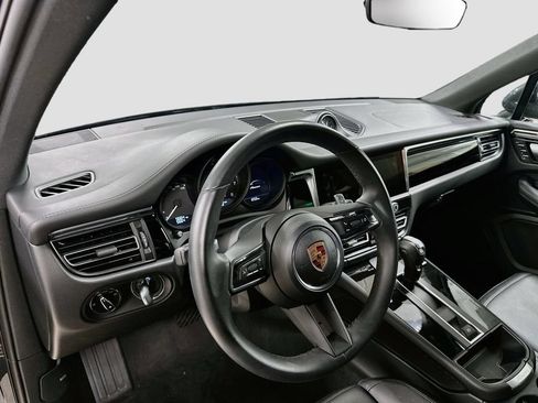 Certified 2025 Porsche Macan AWD/4WD image 4