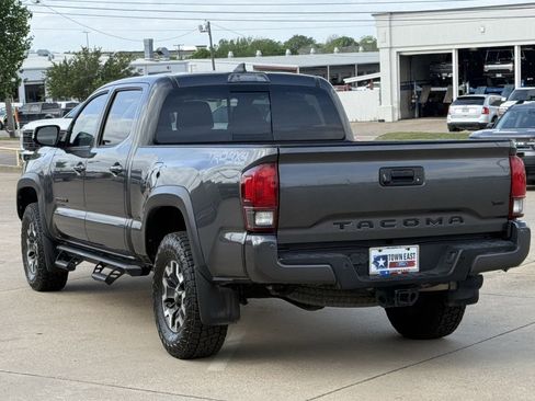 Used 2018 Toyota Tacoma TRD Off-Road w/ Technology Package AWD/4WD image 5