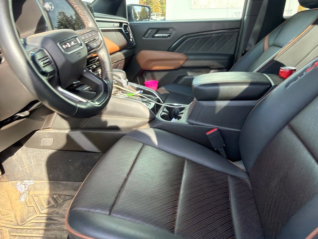 Used 2025 GMC Canyon AT4 w/ AT4 Premium Package AWD/4WD image 9