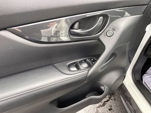 Certified 2020 Nissan Rogue S image 36