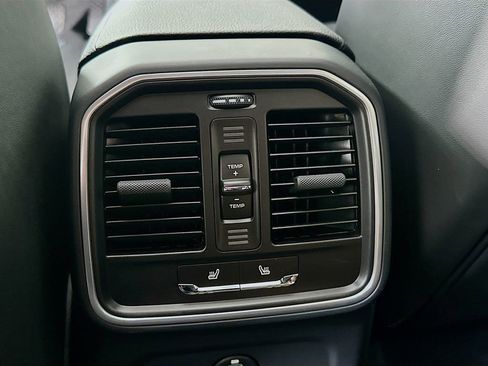 Certified 2025 Porsche Macan image 27