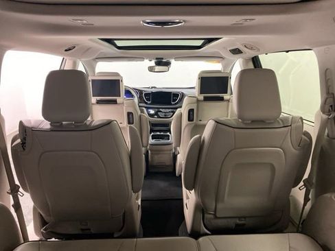 Used 2021 Chrysler Pacifica Limited w/ Uconnect Theater Family Group image 32