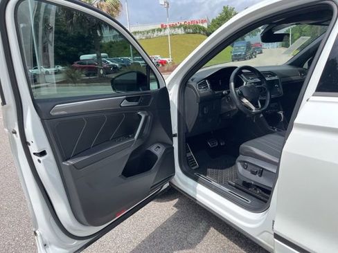 Used 2022 Volkswagen Tiguan SE R-Line AWD/4WD image 4