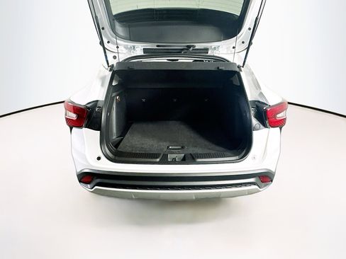 Used 2025 Chevrolet Trax LT w/ LT Convenience Package image 28