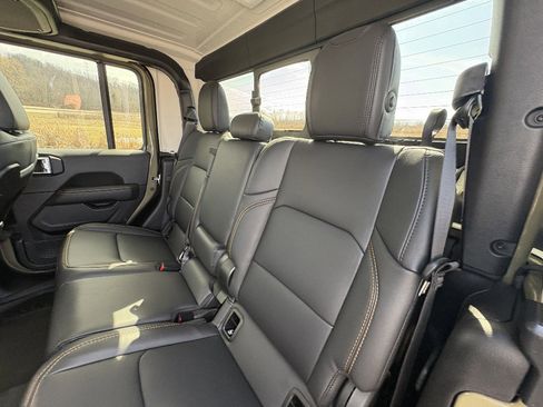 Used 2025 Jeep Gladiator Sport image 20