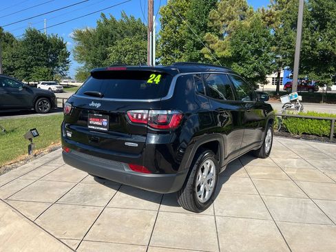 Used 2024 Jeep Compass Latitude AWD/4WD image 11