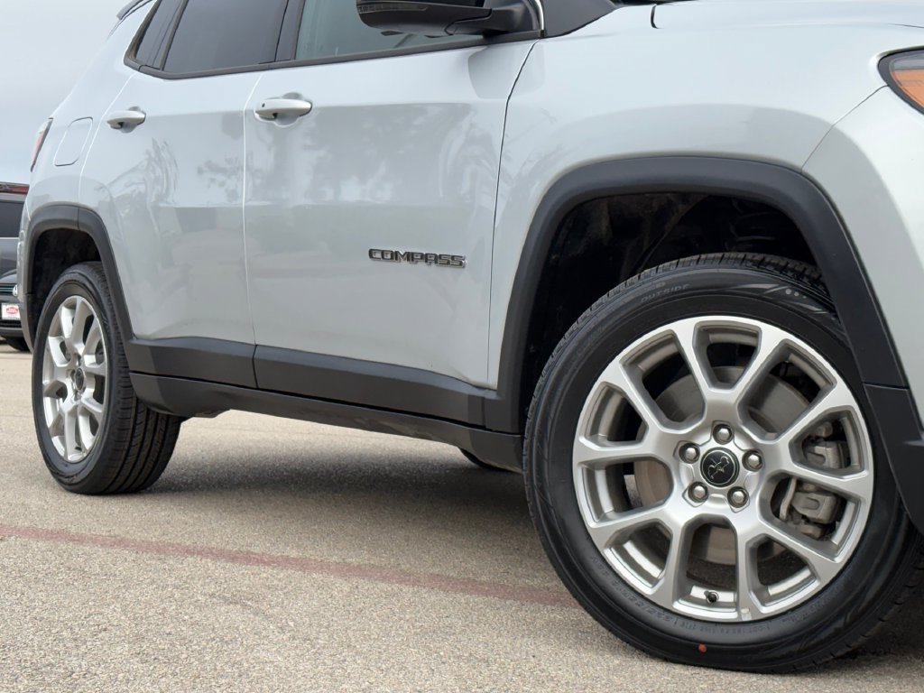 Used 2025 Jeep Compass Limited AWD/4WD image 2