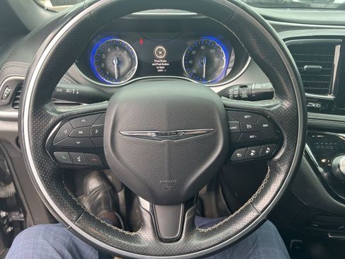 Used 2019 Chrysler Pacifica Limited w/ Advanced Safetytec Group FWD image 8